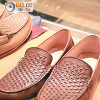 啡色織皮皮鞋襯短褲，盡顯時尚氣息，4,850 Baht（約HK$1,149）。