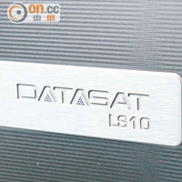 機面備有一塊印上Datasat LS10的金屬名牌，盡顯典雅風格。