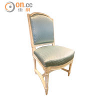 原為1套12張的凡爾賽宮餐椅，每張椅的腳下都刻有象徵皇室的「W」標記，是座具名牌Jean-Baptiste -Claude Séné的出品。