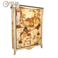 路易十五時期的漆木書櫃，櫃面裝飾是從中國傳統的屏風拆卸得來，再由法國技師補筆而成，彌足珍貴。