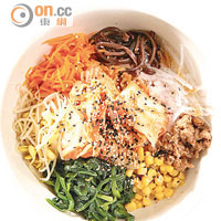 韓式拌飯 $55<br>自家醃製的泡菜，過程中全以過濾水沖洗，吃得放心；其餘配料紛陳，拌勻來吃，不辛，卻有韓國家常料理的味道。