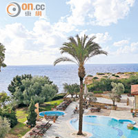 位於Coral Bay的酒店，坐擁一望無際的地中海美景。