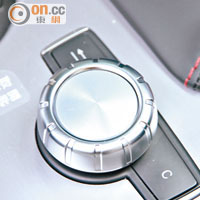 透過COMAND旋鈕，可控制冷氣、音響及其他設定。