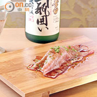 Sukiyaki和牛壽司 $100/件 <BR>和牛輕炙後澆上Sukiyaki醬汁，鋪在香噴噴的壽司飯上，脂香滲到飯粒中，齒頰留香。