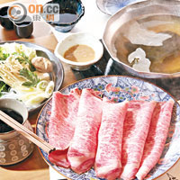 日本牛肉涮鍋 $870 <BR>湯底由昆布和木魚熬成，湯頭清澈富甜味，突出鹿兒島A5和牛的油香，更能嘗到牛肉的原味。 