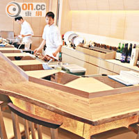 沿用日本餐廳木系風格，設開放式魚生吧枱，可看到師傅準備食物的認真樣子，是另類的Live Show。