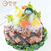 Grilled U.S. Beef Tenderloin, Celeriac, Carrot and Wasabi Foam $450（c）<br>燒至半生熟的美國西冷肉嫩多汁，配菜除了時菜外，還有日本來的新鮮山葵花、山葵葉，以及用山葵打成的泡沫，有去膩提升味道的作用。