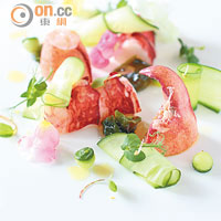 Blue Lobster Salad, Lime, Cucumber, Seaweed Jelly and Herb Flower $340（c）<br>法國的藍龍蝦鮮甜富彈性，簡單配上青檸、青瓜及紫菜做的啫喱，味道已十分豐富，用上鮮花瓣做點綴更醒胃。