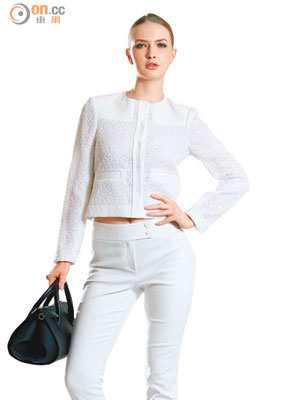 白色外套與長褲儼如女強人的裝束，不過外套以crop為剪裁，並採用拼布手法，富時尚味道及設計元素，把上班服變得摩登。<br>外套 $12,900<br>長褲 $9,500