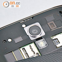 打開背殼便可見到兩側備有microSD和nanoSIM卡槽。