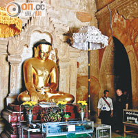 寺內於東南西北各設有4個佛壇，繞圈拜勻可算是信徒的基本動作。