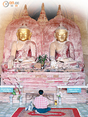 這一對並排佛像相傳便是那勒胡王為其父及兄長所打造的金佛，兩者神態表情不盡相同。