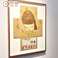 展館偏廳展出奈良繪於紙板、信封等不同物料的即興畫作。