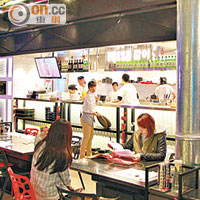 開放式廚房設計，感覺開揚，打破傳統韓食館的格局。