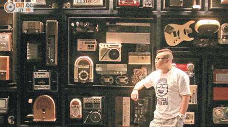 Hotel Indigo Bangkok的電梯大堂放滿從民間收集得來的舊式收音機、錄音機、黑膠唱盤等廣播設備。