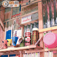牆上擺滿往時最常用的竹籮、膠盆、水壺、飯壺。