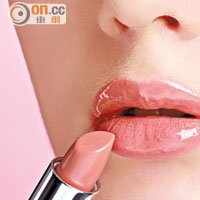 選用粉橙色唇膏，有助平衡妝感。