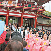 到訪當日正是菅原道真忌日，神社舉行盛大祭典。