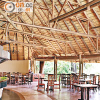 Chobe Safari Lodge提供Chobe National Park的導賞服務，Lodge的環境也很舒適。