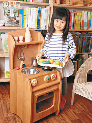 不少孩子都愛模仿媽咪入廚，這座木廚房是所有華德福幼稚園必備的玩具，可讓小廚神一展身手。$1,880