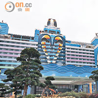 企鵝酒店提供2,000間客房，是度假區內規模最大的酒店。