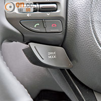 軚環兩端各設配備控制鍵，DRIVE MODE駕駛模式鍵在左方。