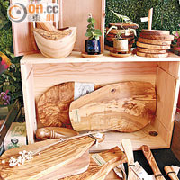 來自英國的橄欖木廚具，包括砧板、勺子、磨粉器等，因密度高，木質更堅硬，比一般木製品耐用。砧板 $328~$498/個