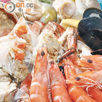 海鮮拼盤 $298<br>有法國睡蟹、熟蝦、翡翠螺、美國青口，配微辣的自家製海鮮醬，與白酒搭配最夾。