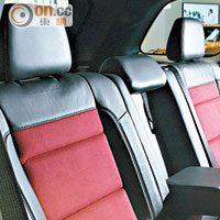 後排座椅以紅黑雙色配襯，達2,915mm的軸距建構出寬敞空間。