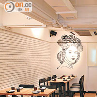 摒棄韓式餐館裝修，改為開放式酒吧，室內以黑白和木系為主調，簡約又型格。