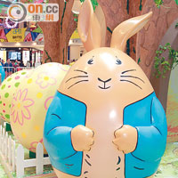 現場展出Peter Rabbit的經典造型公仔，像這個蛋形Peter Rabbit正是為復活節而設計。