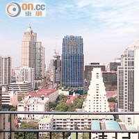從房間露台便能望到曼谷熱鬧街景。