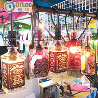 廢棄的清酒、Rum酒、威士忌酒瓶搖身一變成為吊燈，還有座枱燈，設計特別又環保，即使不是酒鬼都想買盞回家啊！約500 Baht（約HK$119）。