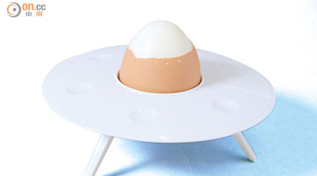 「EGG 51」蛋杯 <BR>把雞蛋放入杯內，一隻UFO就會在餐桌降落。$95（b）