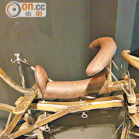 第一代木製單車由德國人發明，要靠腳撐前行。