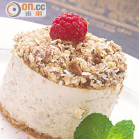 Oatmeal Sundae $40/件（d）<BR>慕絲混合了燕麥和Baileys，質感順滑，表面再灑上烘焙過的燕麥和新鮮紅桑莓，食味不太甜，不用擔心會胖。