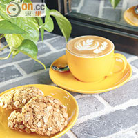 Oatmeal & Dried Fruit Cookie $12/塊（b）<BR>曲奇是自家烘焙，加入了脆燕麥片，提子乾等富營養的配料，吃起來更酥脆，配一杯香醇咖啡，味道剛好。