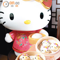 （前）Hello Kitty馬拉糕 $48/3件、（後）Hello Kitty流沙包 $62/3件<br>包點在發酵的過程拿捏得宜，久放也不會長出皺紋來；精緻的「五官」，大廚以墨魚汁為Hello Kitty點睛，蝴蝶結則用紅菜頭及紅蘿蔔着色，論賣相，滿分！