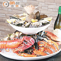 Seafood Platter（Queen） $1,688 <br>分量十足，有齊生蠔、翡翠螺、青口、小龍蝦，食味夠晒Fresh，配微酸的千島醬，更加鮮甜。