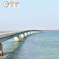 剛於今年1月開通的伊良部大橋長3,540米，接通了宮古島及伊良部島兩地的陸路交通。