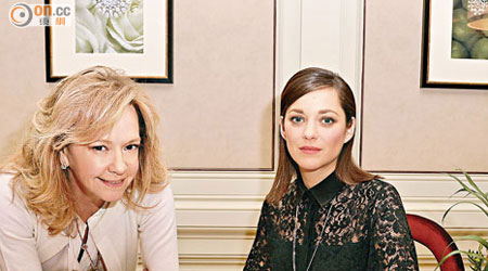 Marion Cotillard（左）與品牌聯合總裁Caroline Scheufele攜手打造全新的珠寶系列。
