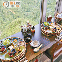 揀個靠窗座位吃早餐，便可邊吃邊看祖谷溪谷風景。