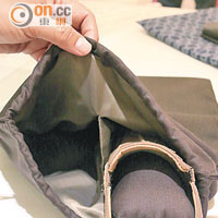 鞋袋會附送鞋枕以防鞋履變形，設計貼心，360 Baht（約HK$85）。