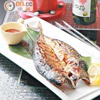 燒濟州鯖魚 $88<br>濟州出產的鯖魚肉身較厚，原條燒烤後可以配上經大廚改良的韓國麵豉醬，讓魚肉更添風味。