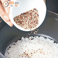 做法︰將米及藜麥洗淨，瀝乾水分，放在鍋內。