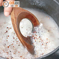 用木勺攪拌，以免米粒黏底；蓋上蓋，轉小火煮8分鐘，離火後用餘溫焗10分鐘即可。