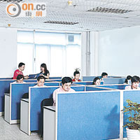 辦公室的員工座位布置整齊、有行列，配上淺藍色的椅桌、牆色做配搭，較適合有紀律、有規範的行業，如銀行、教育機構等。
