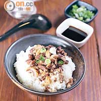 滷肉飯 $38<br>滷肉以肥瘦適中的五層腩肉製成，與陳年滷水煮至入口即溶，再真空包裝運抵香港，加熱後拌以珍珠米，鹹甜兼備又不肥膩。