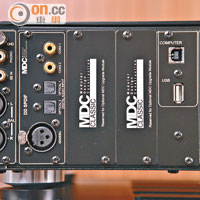設有RCA、PHONO、光纖等插口，另備有MDC模組插口供用家升級功能。
