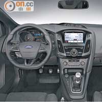 D形賽車化軚環配備多功能按鍵，方便操控車上設備。